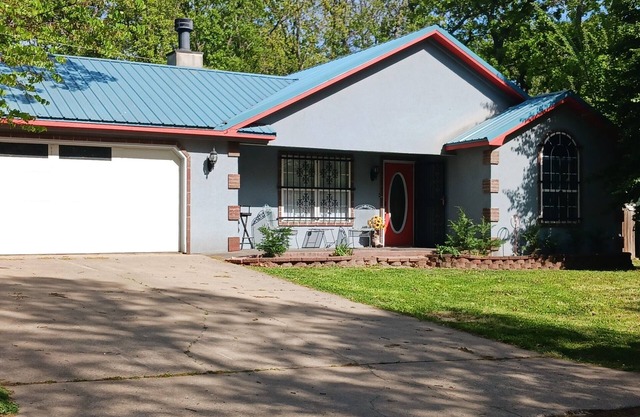Hummingbird House nBeautiful 4 bedroom 2 bath home in the heart of Grove Ok.