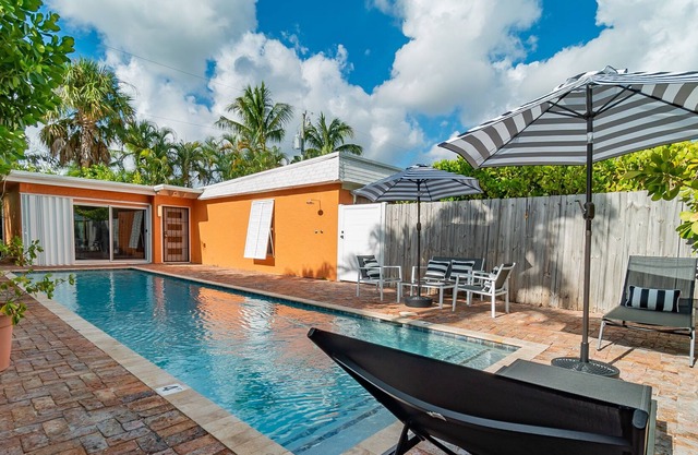Hummingbird Private Heated Pool Cottage Downtown, The Square, Beach!