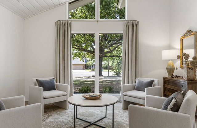 Hunter Oaks: Stylish retreat in central Tulsa location