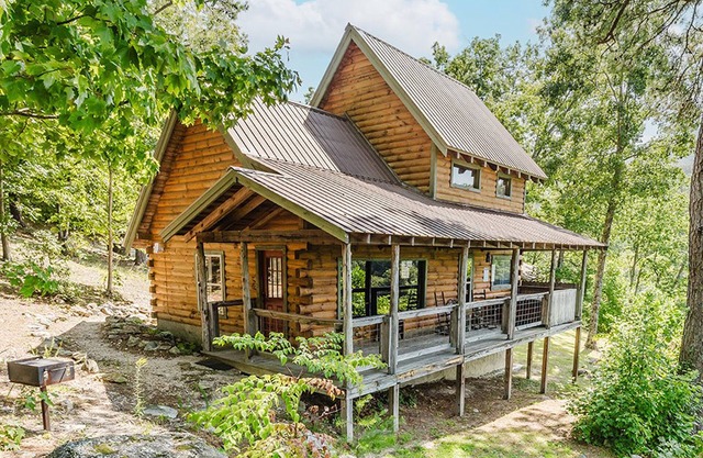Hunter's Hideaway: Pet Friendly, Free Attraction Tickets, Hot Tub, & Mountain Views
