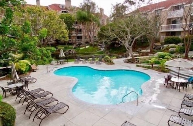 Huntington Beach- studio condo a mile from Ocean, Main st. And Pacific city.