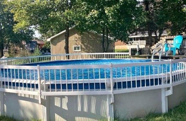 Huron waterfront cottage 8bed/4bath 20+guests/Hotub/2pets/outshower/beach.