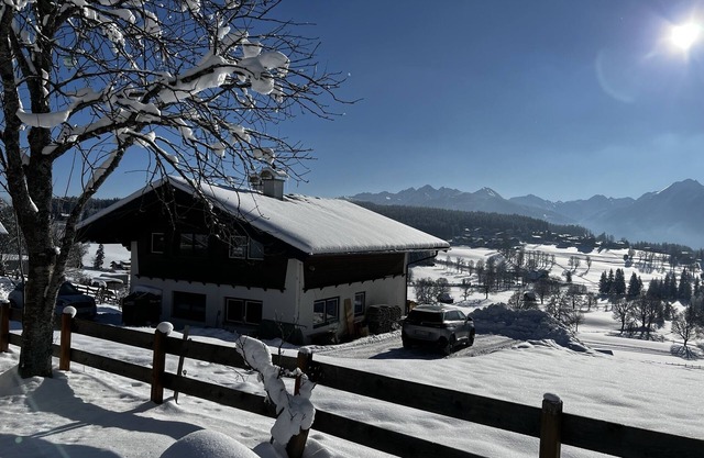 Hut with a view of the Dachstein and direct access to the ski and cross-country slopes.