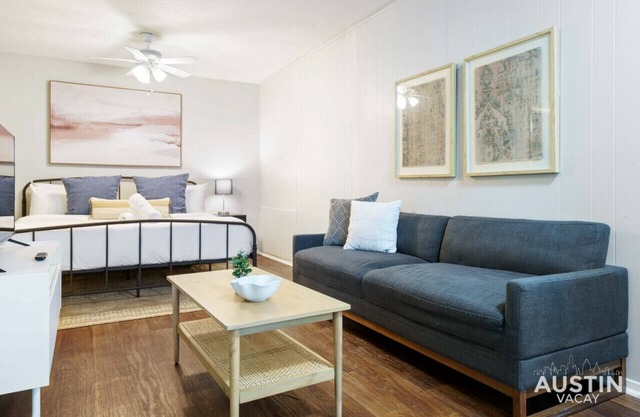 Hyde Park Studio Apt + King Bed and Free Parking