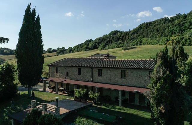 I Reucci - house 22/28 people with heated pool, garden, wi-fi, games