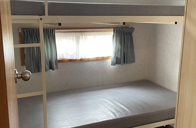 IBIS Cabin, Sleeps 6, 3 bedroom, 1 x bathroom, living and kitchen,BBQ Deck Area.