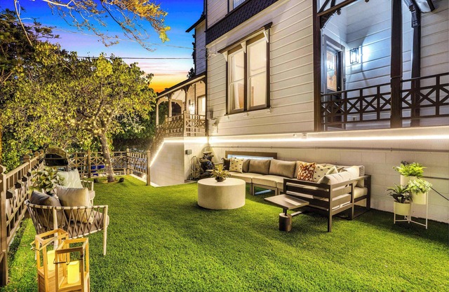 Iconic Mansion: Games, Parking & Historic Charm!