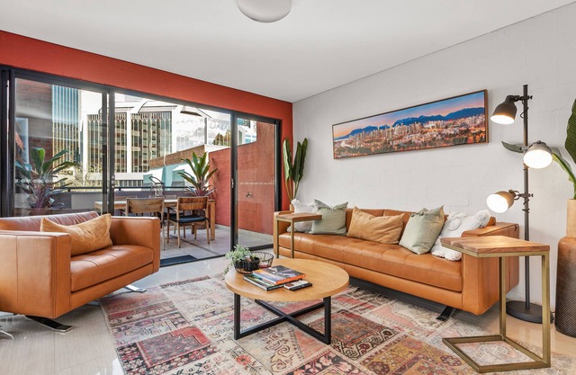 Iconic Warehouse Apartment~CBDEdge~2Bed/2Bath/1Car