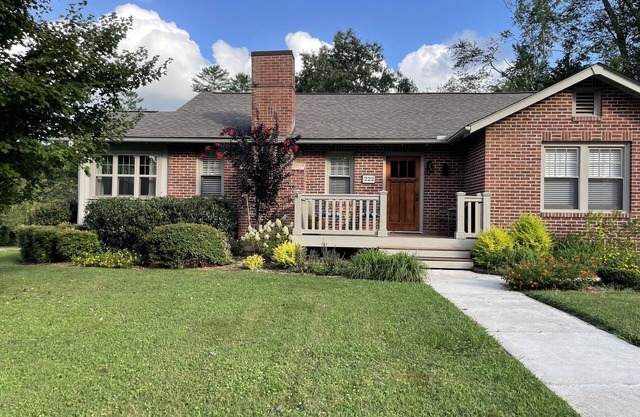 Ideal Downtown Location! Beautiful newly renovated vacation bungalow