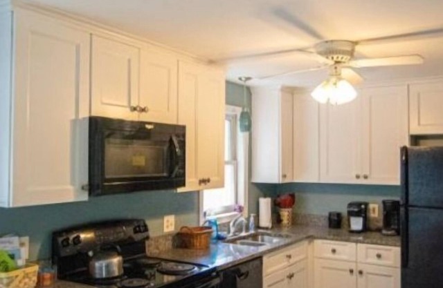 Ideal Location for Exploring RI! Short drive to beaches, Newport & More!