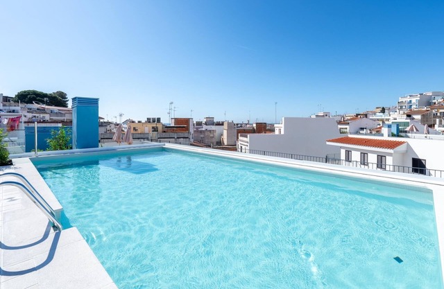 Ideal long stay: central, parking and pool