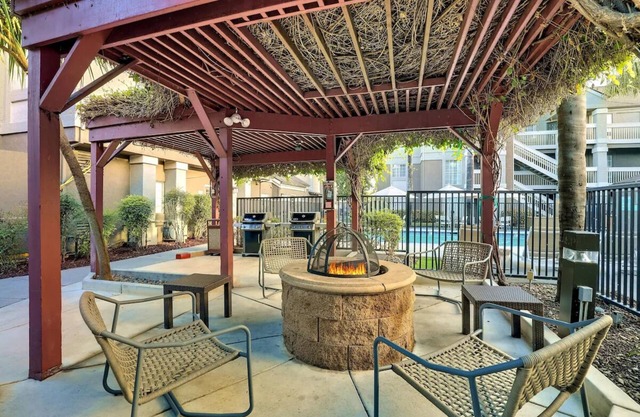 Ideal Mix of Comfort and Value! 2 Relaxing Units, Full Kitchen, Free Breakfast!
