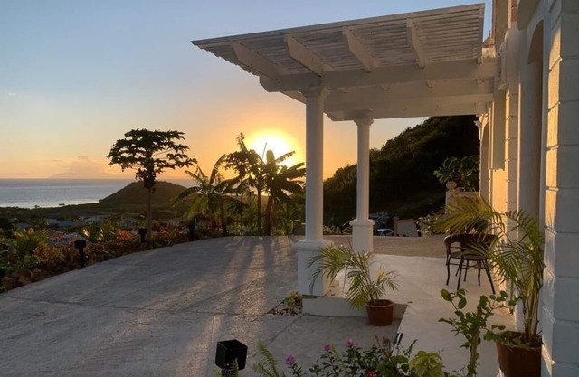 Ideal One-BD/Bath, Apt. Accommodations In Secure Hillside Home w/Ocean Views