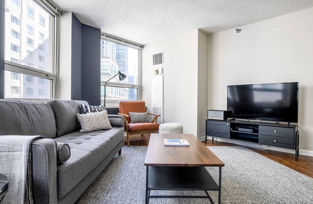 Ideal River North 1BR w/pool, gym, nr. L & Magnificent Mile