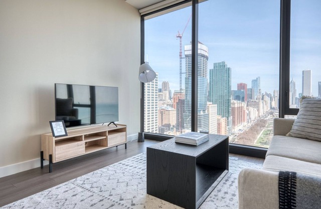 Ideal South Loop 1BR w/Pool, Gym & Spa, nr Grant Park, by Blueground