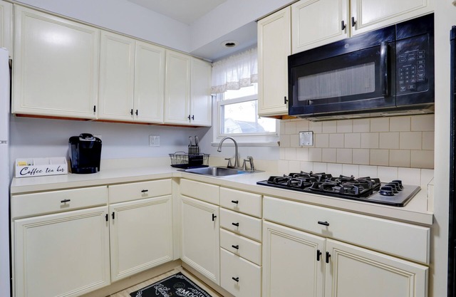 Ideally Located Jersey City Home, 8 Mi to NYC