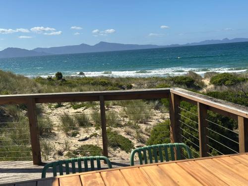 IdleWild - Secluded Absolute Beachfront Escape