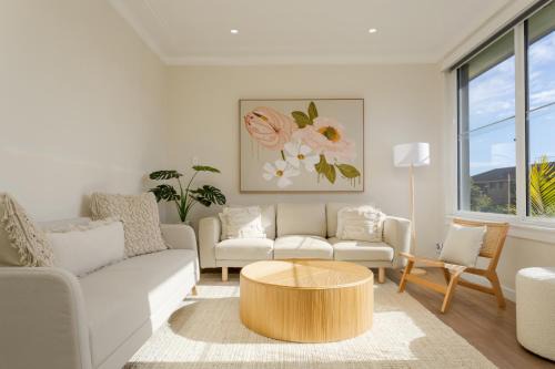 Idyllic 4-Bed Home With Alfresco Area Near Beach