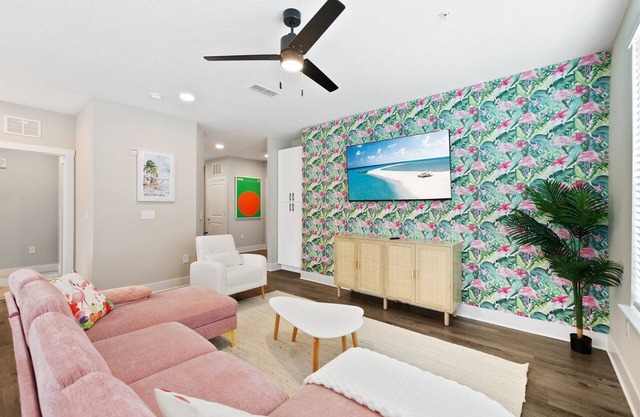 Idyllic and Tropical 2BR/2BA with Pool & Gym