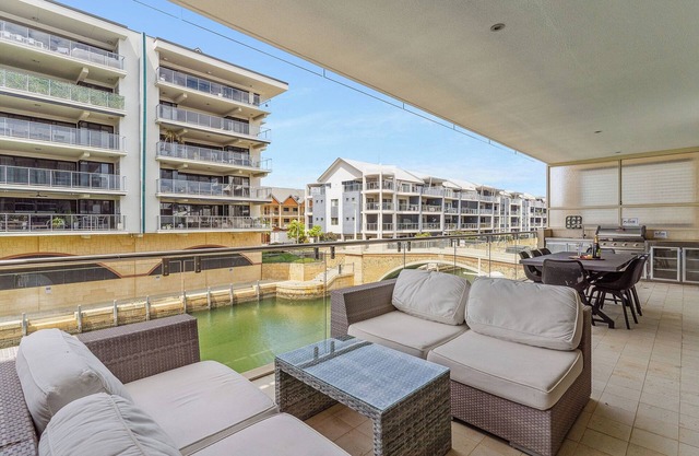 Idyllic Canal Retreat for Family-Little Italy: Dolphins