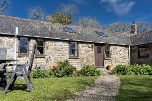 Idyllic Cornish cottage in the beautiful Lamorna valley - walk to pub & sea