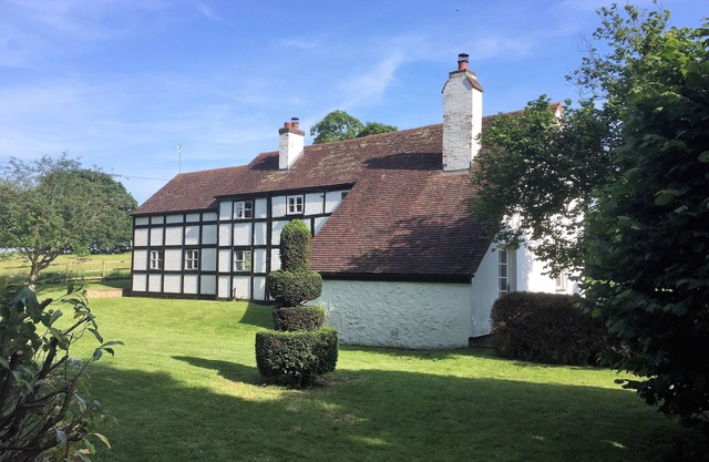 Idyllic country getaway-5 Bedroom cottage on edge of the Cotswolds.