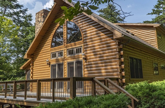 If you are ready to travel and relax look no further, sports court on site!