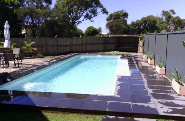 Ileden@LakeTyers BeachnMin. 3 night stay.n20% discount for 7 nights.nuntil 21.12