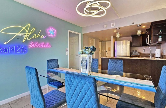 Ilikai 426 2 Bedroom Ocean/Pool Views - 1 K, 2 Full and 2 Q Sofa Beds