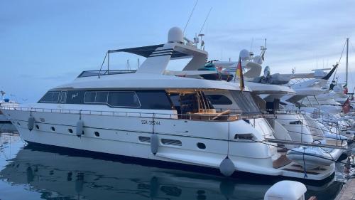 Imbarcazione Luxury CANADOS 86 FLY