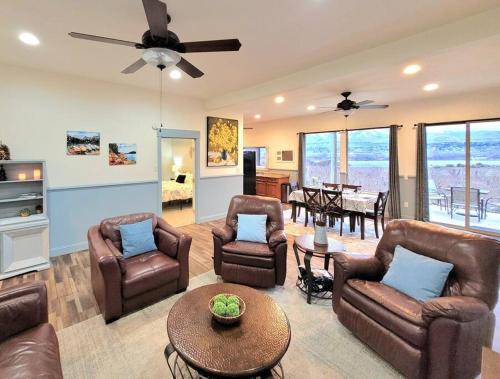 Immaculate Home w/Mtn and River Views!
