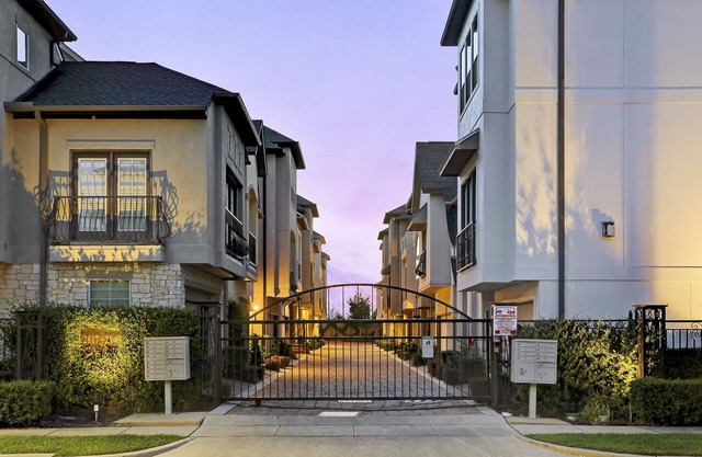 Immaculate Town Home!! - 3BR, 3.5BA + Gym