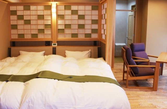 Immerse yourself in the openair bath and admire t/Kurobe Toyama