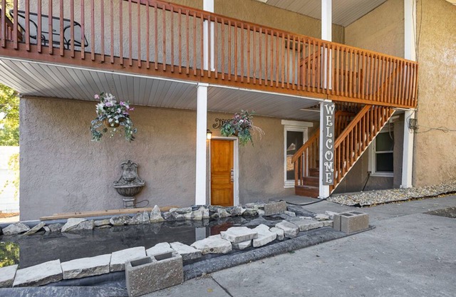 Impressive Private 2BR Suite w/Parking Univ Area