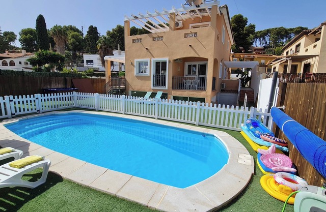 Impressive Villa Paraíso with Pool, Jacuzzi, Wi-Fi & Air Conditioning