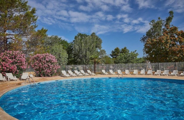 In a 4-star campsite, 2 swimming pools, lake with tobogan, laundry, petanque, tennis
