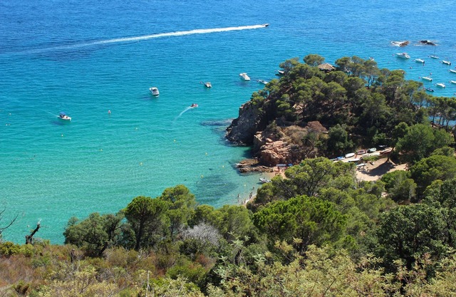In a cove, house with private pool, WiFi, garden and terraces, pétanque pitch, sea view