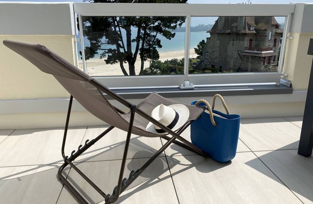 In a quiet residence, tastefully decorated apartment with sea view
