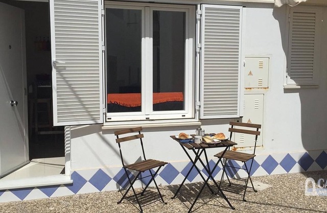In a very attractive location with a light and friendly atmosphere, sleeps 2-4.