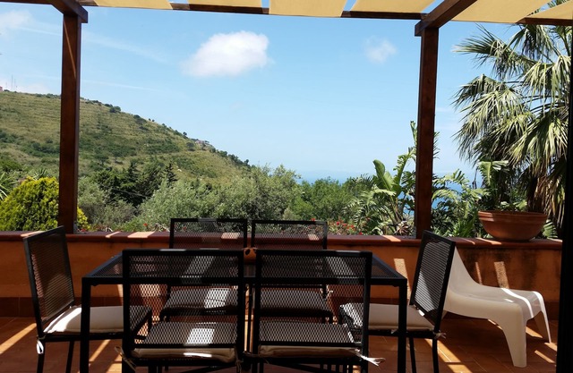 In Cefalù, a relaxing villa surrounded by a green garden with a terrace overlooking the sea