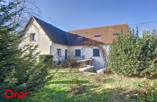 In Montmarault, L'Arbre de Vie offers 2 beds and 2 bathrooms.