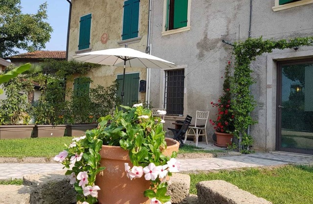 In private courtyard Whole house 200 sqm kitchen, living room, 3 rooms each with bathroom