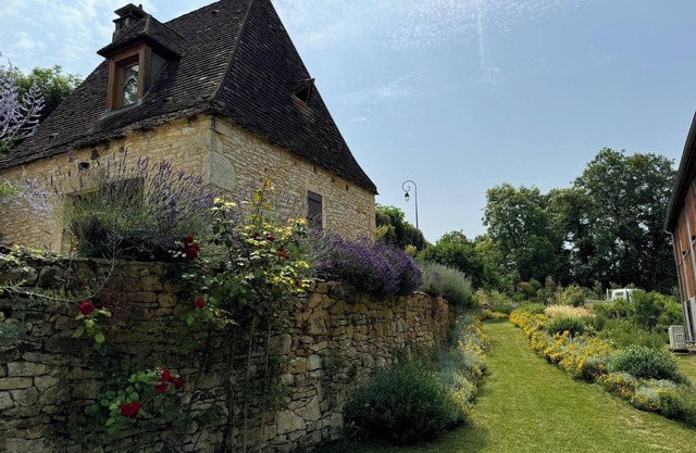 In the heart of Périgord Noir, fully renovated character cottage.