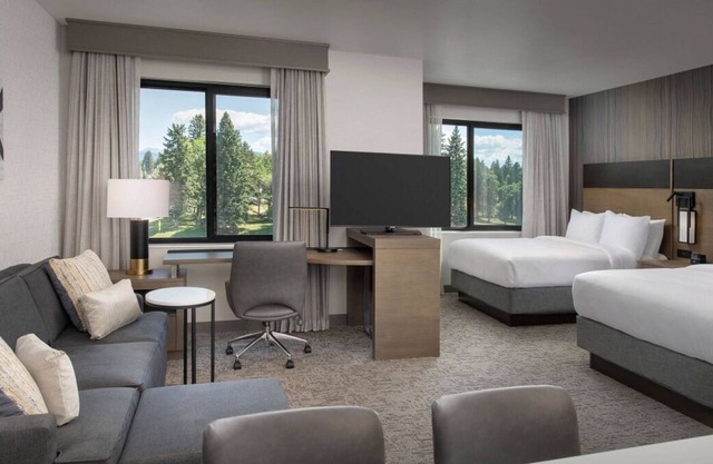In the Heart of Downtown Bozeman! Full Kitchen, FREE Breakfast, Pool!
