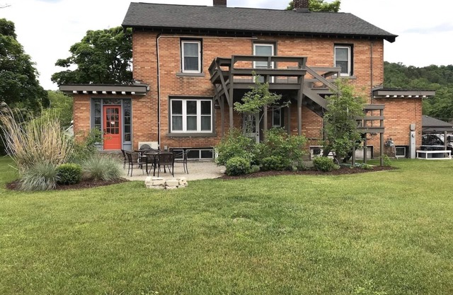 In the heart of town;Upscale Historical Home;Walk to Lake Superior&Boat Cruises!
