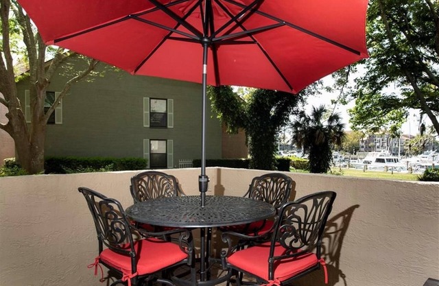 In the Heart of Harbour Town 2BR/2.5BA-Pool Access