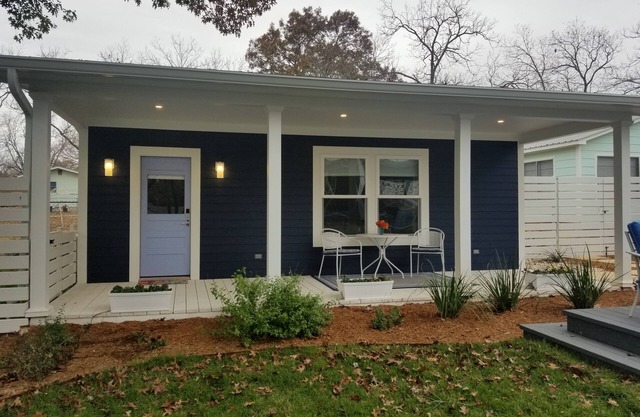 In Town. Pet Friendly. Quiet Neighborhood. Queen Bed. Perfect Getaway!