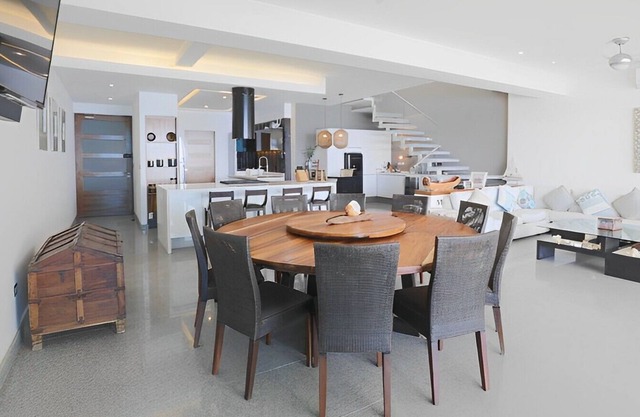 Incredible penthouse with ocean views