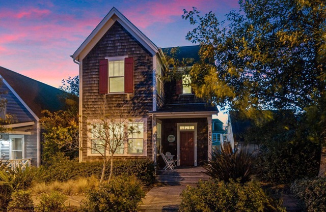 Incredible Olivia Beach Escape, Sunken Hot Tub, Deck, BBQ, Next to Park, Short Walk to Beach