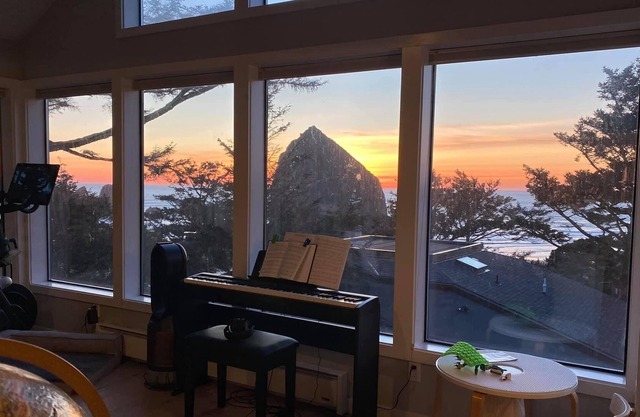 Incredible views, 1 min to Haystack Rock, 5 bedroom, very private